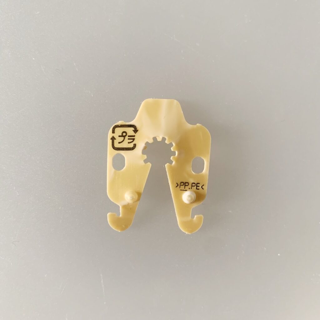 ベージュと似ているけど光っているゴールドのコニクリップ