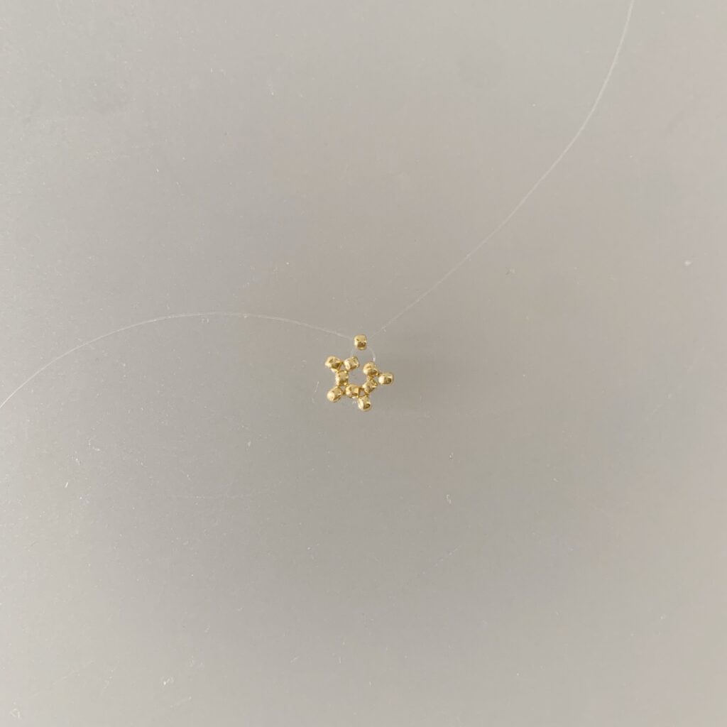 ビーズで作れる小さい星のモチーフ