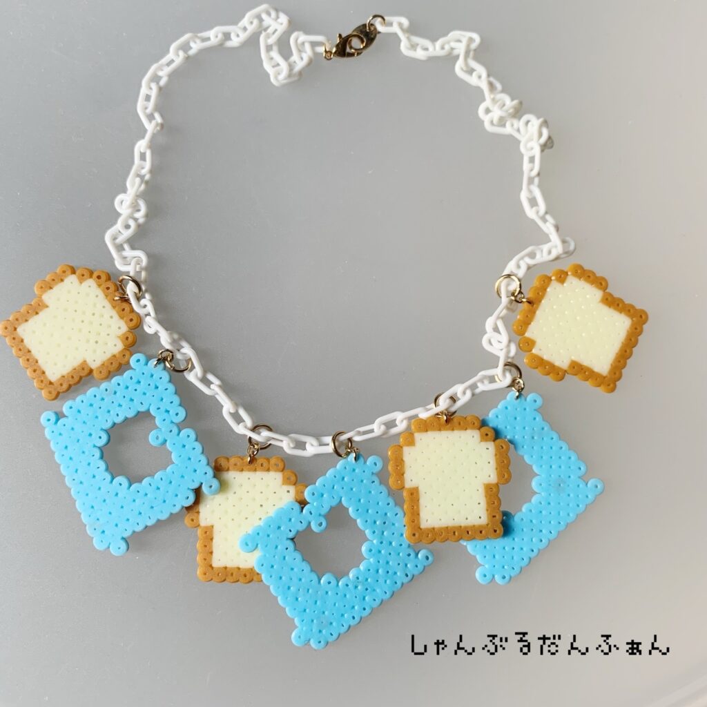 カラーチェーンのパンクリップネックレス