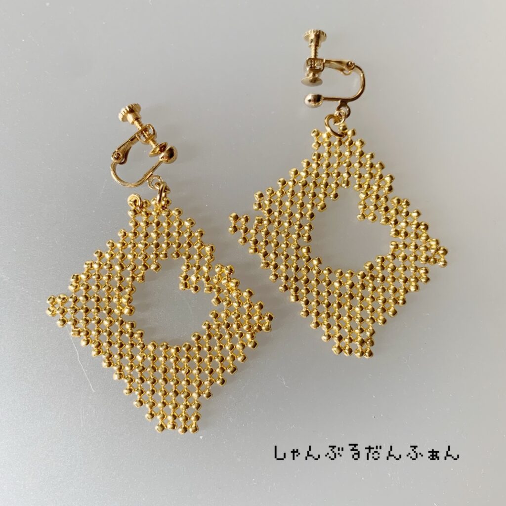 金のバッグクロージャーのイヤリング