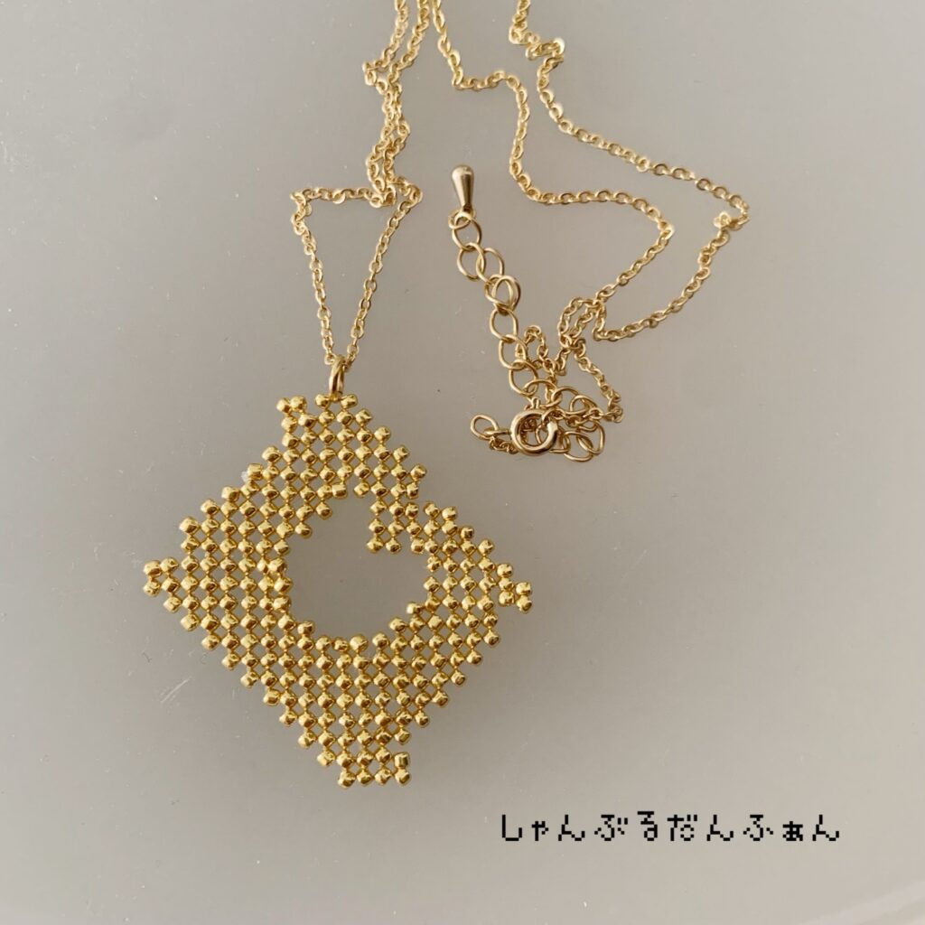 金のバッグクロージャーのネックレス