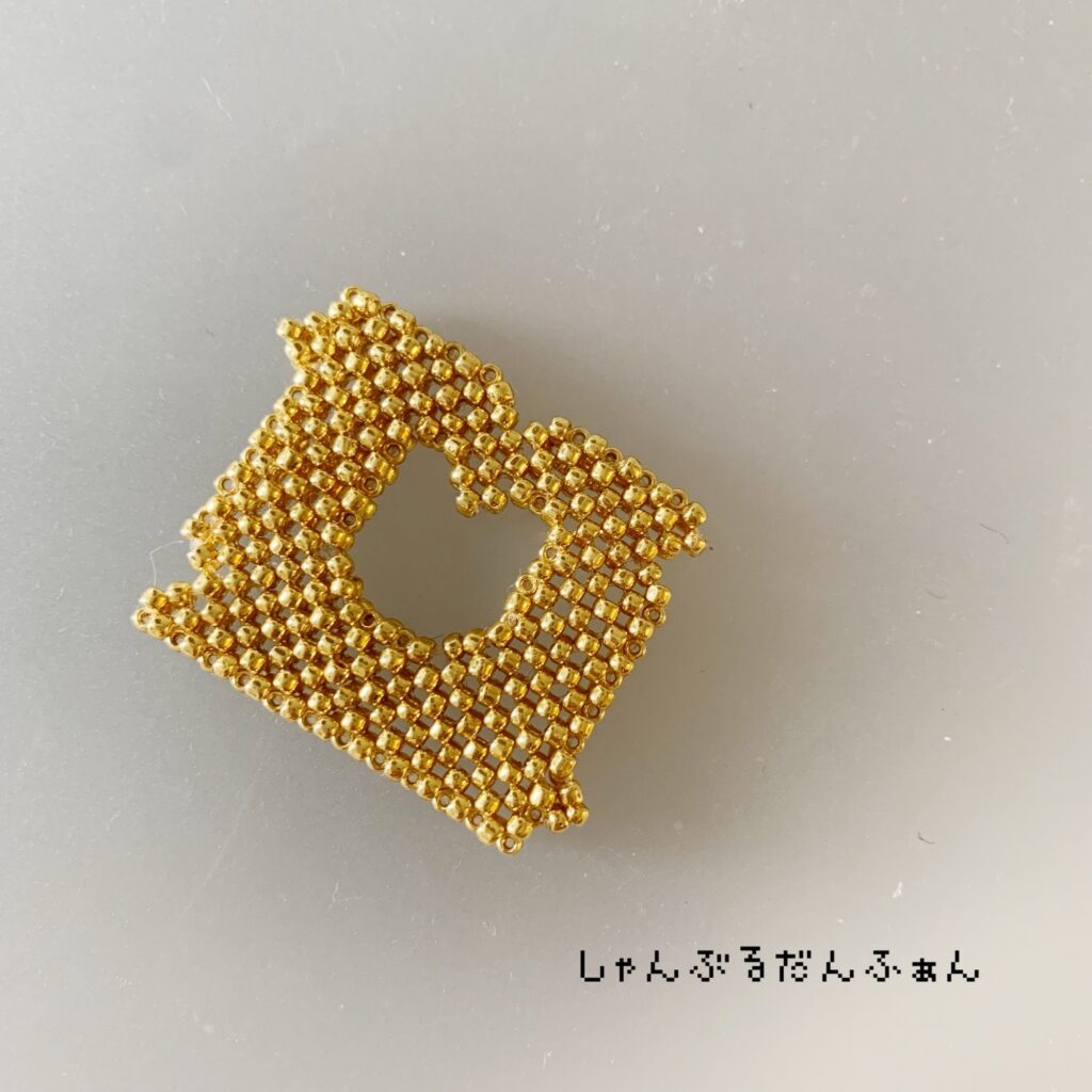 立体感のある金のバッグクロージャー