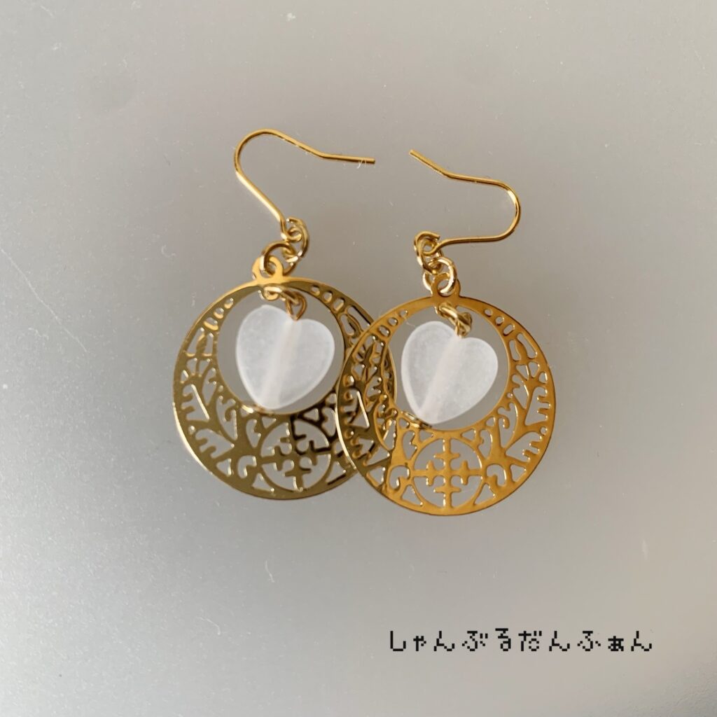 ハートと透かしパーツのピアス(フロスト白)