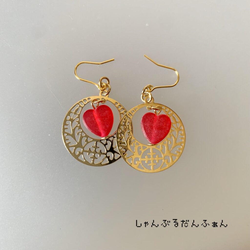 ハートと透かしパーツピアス(フロスト赤)