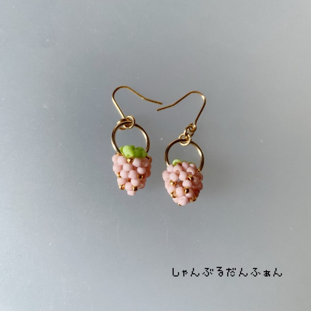 いちごピアス色違いピンク