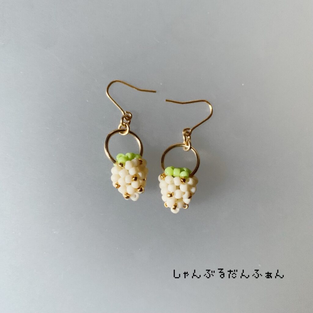 いちごのピアス(白)