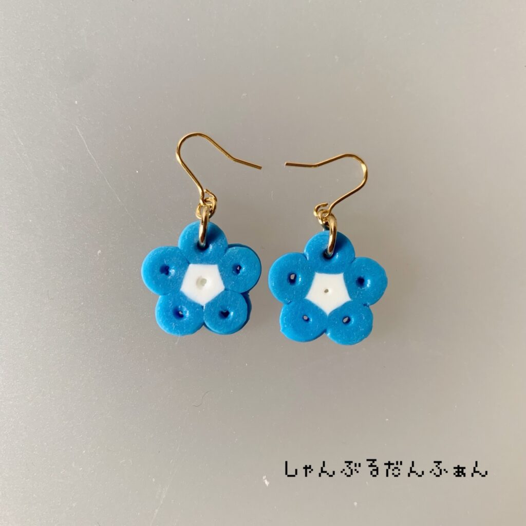 ネモフィラのアイロンビーズピアス